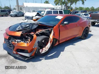 2023 Chevrolet Camaro ZL1 z VIN 1G1FK1R69P0104359, wystawiony jako IAAI lot #42124070 z przebiegiem 20 934 mil mil oraz . Historia ofert i sprzedaży dostępna na DreamBid. Obrazek 2.