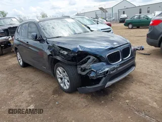 2013 BMW X1 xDrive28i z VIN WBAVL1C51DVR91824, wystawiony jako IAAI lot #42109524 z przebiegiem 143 383 mil mil oraz . Historia ofert i sprzedaży dostępna na DreamBid. Obrazek 1.