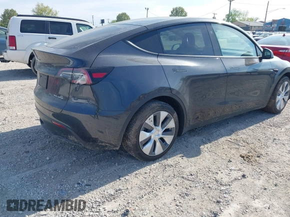 2024 Tesla Model Y Long Range z VIN 7SAYGDEE2RF992489, wystawiony jako IAAI lot #42258232 z przebiegiem 14 771 mil mil oraz . Historia ofert i sprzedaży dostępna na DreamBid. Obrazek 4.