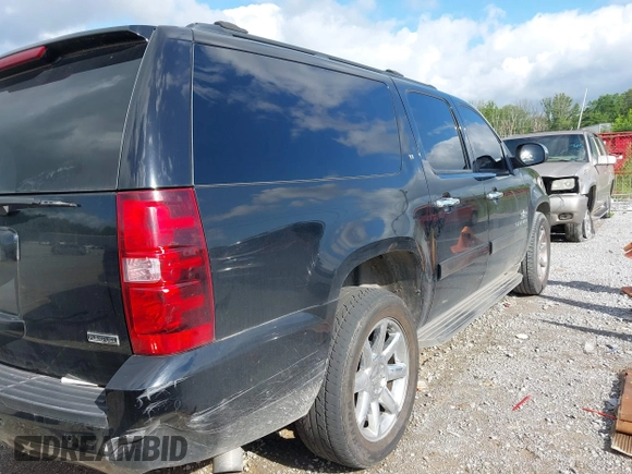 2011 Chevrolet Suburban LT z VIN 1GNSCJE0XBR133465, wystawiony jako IAAI lot #42294755 z przebiegiem 328 824 mil mil oraz . Historia ofert i sprzedaży dostępna na DreamBid. Obrazek 4.