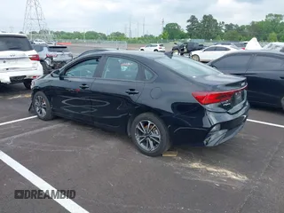 2024 Kia Forte LXS z VIN 3KPF24AD5RE704650, wystawiony jako IAAI lot #42288244 z przebiegiem 26 077 mil mil oraz . Historia ofert i sprzedaży dostępna na DreamBid. Obrazek 14.