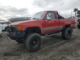 1985 Toyota Pickup z VIN JT4RN60R3F5079637, wystawiony jako Copart lot #51381175 z przebiegiem 221 455 mil mil oraz Czysty tytuł • Clean title. Historia ofert i sprzedaży dostępna na DreamBid. Obrazek 1.
