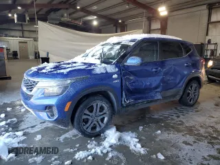 2021 Kia Seltos LX z VIN KNDEPCAA4M7173740, wystawiony jako Copart lot #45628015 z przebiegiem Nie podano mil oraz Szkoda całkowita • Salvage title. Historia ofert i sprzedaży dostępna na DreamBid. Obrazek 1.