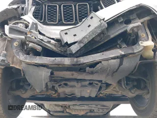 2016 Jeep Grand Cherokee Laredo z VIN 1C4RJFAG3GC457431, wystawiony jako IAAI lot #41993167 z przebiegiem 61 427 mil mil oraz . Historia ofert i sprzedaży dostępna na DreamBid. Obrazek 18.