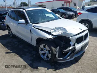 2015 BMW X1 sDrive28i z VIN WBAVM1C5XFV315999, wystawiony jako IAAI lot #42326240 z przebiegiem 120 961 mil mil oraz . Historia ofert i sprzedaży dostępna na DreamBid. Obrazek 1.