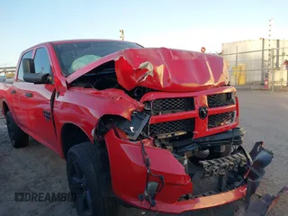 2018 Ram 1500 Express z VIN 1C6RR6KGXJS278282, wystawiony jako IAAI lot #41106230 z przebiegiem 101 997 mil mil oraz . Historia ofert i sprzedaży dostępna na DreamBid. Obrazek 1.