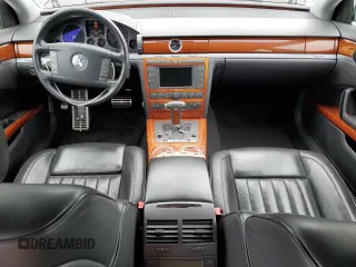 2005 Volkswagen Phaeton z VIN WVWAF03D758003746, wystawiony jako Copart lot #57449525 z przebiegiem 177 257 mil mil oraz Szkoda całkowita • Salvage title. Historia ofert i sprzedaży dostępna na DreamBid. Obrazek 8.