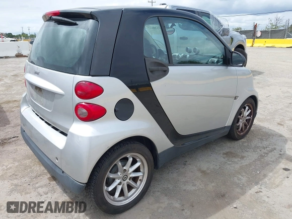 2008 Smart fortwo Pure z VIN WMEEJ31X18K191722, wystawiony jako IAAI lot #42138617 z przebiegiem 117 263 mil mil oraz . Historia ofert i sprzedaży dostępna na DreamBid. Obrazek 4.