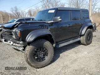 2023 Ford Bronco Raptor z VIN 1FMEE5JR4PLB71484, wystawiony jako Copart lot #53314175 z przebiegiem 30 626 mil mil oraz Szkody całkowita. Historia ofert i sprzedaży dostępna na DreamBid. Obrazek 1.