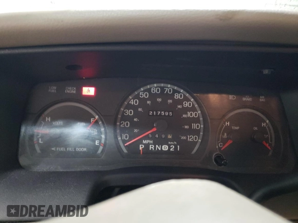 2004 Ford Crown Victoria LX z VIN 2FAFP74W94X171212, wystawiony jako Copart lot #82830214 z przebiegiem 217 595 mil mil oraz Szkody całkowita. Historia ofert i sprzedaży dostępna na DreamBid. Obrazek 9.