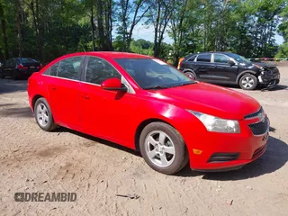 2014 Chevrolet Cruze 1LT z VIN 1G1PC5SBXE7433804, wystawiony jako IAAI lot #42553400 z przebiegiem 182 220 mil mil oraz . Historia ofert i sprzedaży dostępna na DreamBid. Obrazek 1.