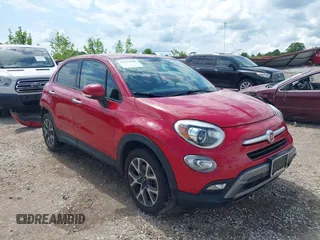 2017 FIAT 500X Trekking z VIN ZFBCFXCB4HP590923, wystawiony jako IAAI lot #42332105 z przebiegiem 103 809 mil mil oraz . Historia ofert i sprzedaży dostępna na DreamBid. Obrazek 1.