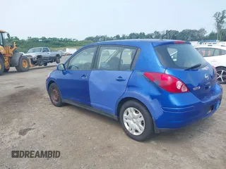 2011 Nissan Versa S z VIN 3N1BC1CP0BL395790, wystawiony jako IAAI lot #42477284 z przebiegiem 270 145 mil mil oraz . Historia ofert i sprzedaży dostępna na DreamBid. Obrazek 3.