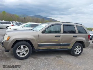 2005 Jeep Grand Cherokee Laredo with VIN 1J4GR48K35C510327, listed as a IAAI auction lot 42026081 with 260,377 mi miles. Bid and sale history available at carsss.com. Image 6.