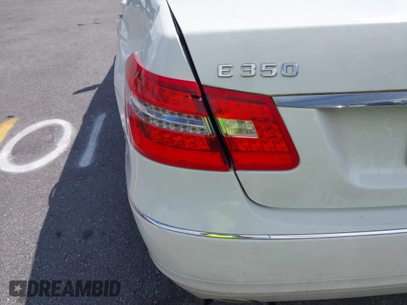2011 Mercedes-Benz E-Class E 350 Luxury with VIN WDDHF8HB0BA422696, listed as a IAAI auction lot 42006732 with 147,653 mi miles. Bid and sale history available at carsss.com. Image 15.