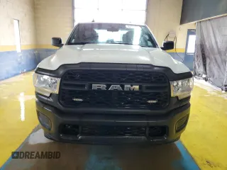 2022 Ram 2500 Tradesman z VIN 3C6UR5HJ9NG298656, wystawiony jako Copart lot #57645875 z przebiegiem 100 101 mil mil oraz Czysty tytuł • Clean title. Historia ofert i sprzedaży dostępna na DreamBid. Obrazek 5.