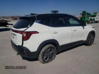2024 Kia Seltos S z VIN KNDEU2AA3R7598795, wystawiony jako Copart lot #48802654 z przebiegiem 740 mil mil oraz Szkody całkowita. Historia ofert i sprzedaży dostępna na DreamBid. Obrazek 3.