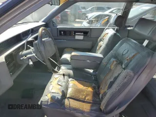 1990 Cadillac DeVille z VIN 1G6CD1339L4358825, wystawiony jako Copart lot #76901884 z przebiegiem 169 956 mil mil oraz Szkoda całkowita • Salvage title. Historia ofert i sprzedaży dostępna na DreamBid. Obrazek 7.