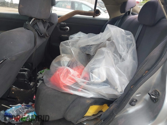 2008 Nissan Versa S z VIN 3N1BC11E78L431839, wystawiony jako IAAI lot #41956377 z przebiegiem 121 071 mil mil oraz . Historia ofert i sprzedaży dostępna na DreamBid. Obrazek 8.
