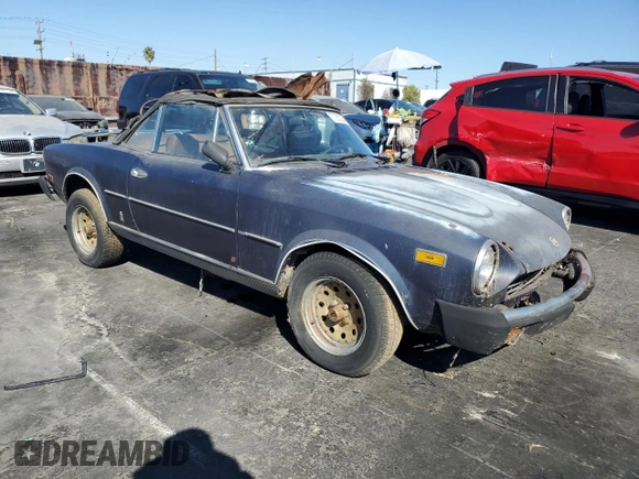 1979 FIAT 124 Spider z VIN 124C520160260, wystawiony jako Copart lot #77263224 z przebiegiem 68 917 mil mil oraz Czysty tytuł • Clean title. Historia ofert i sprzedaży dostępna na DreamBid. Obrazek 4.