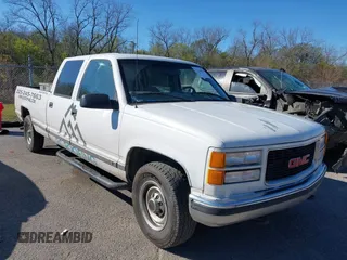 1999 GMC Sierra 3500 z VIN 1GTGC33R4XF094778, wystawiony jako IAAI lot #41229630 z przebiegiem 199 345 mil mil oraz . Historia ofert i sprzedaży dostępna na DreamBid. Obrazek 1.