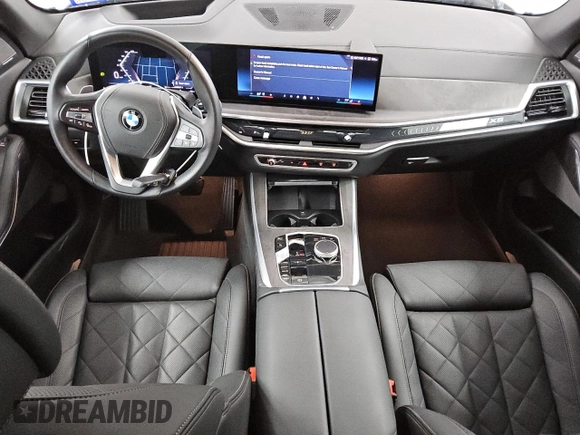 2024 BMW X5 xDrive40i z VIN 5UX23EU01R9T52728, wystawiony jako Copart lot #49401515 z przebiegiem 512 mil mil oraz Tytuł czysty. Historia ofert i sprzedaży dostępna na DreamBid. Obrazek 8.