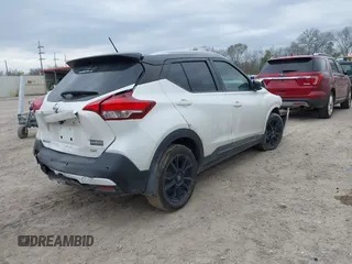 2020 Nissan Kicks SR z VIN 3N1CP5DV9LL494266, wystawiony jako IAAI lot #41699485 z przebiegiem 74 070 mil mil oraz . Historia ofert i sprzedaży dostępna na DreamBid. Obrazek 4.