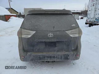 2013 Toyota Sienna SE z VIN 5TDXK3DC1DS363215, wystawiony jako Copart lot #43963015 z przebiegiem Nie podano mil oraz Szkoda całkowita • Salvage title. Historia ofert i sprzedaży dostępna na DreamBid. Obrazek 6.