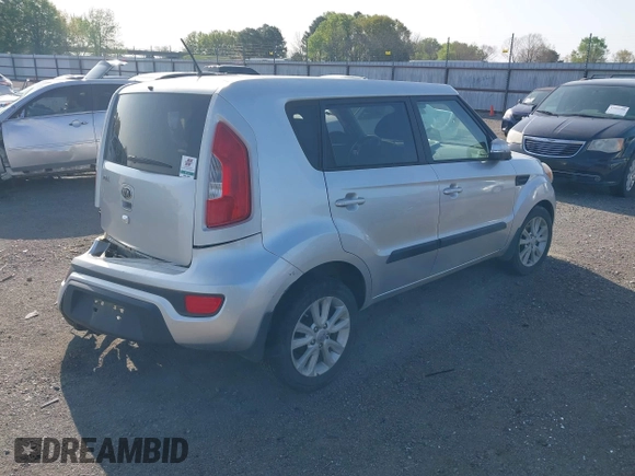 2013 Kia Soul + z VIN KNDJT2A65D7560605, wystawiony jako IAAI lot #41908807 z przebiegiem 186 810 mil mil oraz . Historia ofert i sprzedaży dostępna na DreamBid. Obrazek 4.