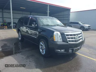 2013 Cadillac Escalade ESV Platinum Edition z VIN 1GYS4KEF8DR145353, wystawiony jako IAAI lot #42265408 z przebiegiem 218 420 mil mil oraz . Historia ofert i sprzedaży dostępna na DreamBid. Obrazek 1.