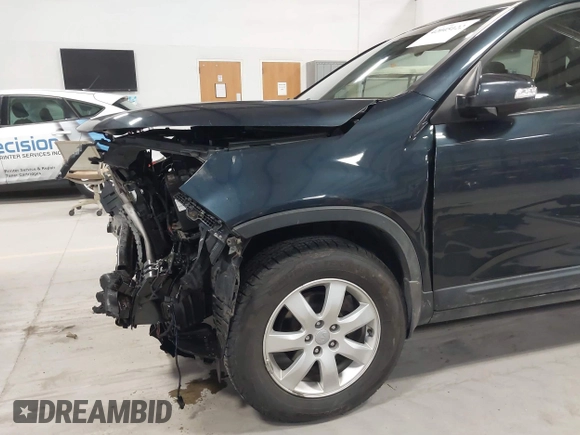 2013 Kia Sorento LX z VIN 5XYKT4A61DG371260, wystawiony jako IAAI lot #42045122 z przebiegiem 120 707 mil mil oraz . Historia ofert i sprzedaży dostępna na DreamBid. Obrazek 6.