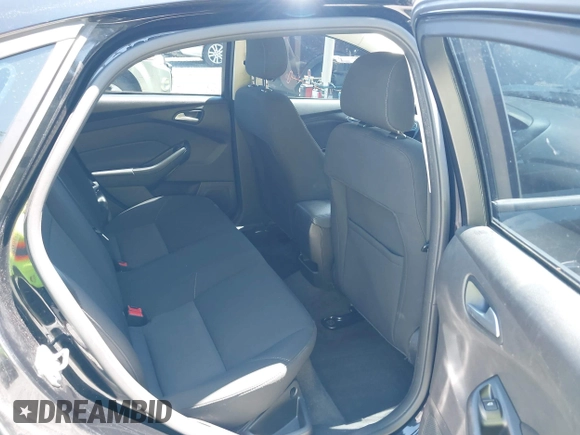 2018 Ford Focus SE z VIN 1FADP3FE5JL279274, wystawiony jako IAAI lot #42626587 z przebiegiem 92 110 mil mil oraz . Historia ofert i sprzedaży dostępna na DreamBid. Obrazek 8.