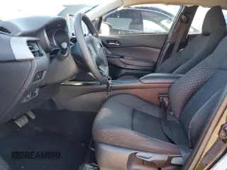 2021 Toyota C-HR LE z VIN NMTKHMBX5MR131252, wystawiony jako Copart lot #44527145 z przebiegiem 56 103 mil mil oraz Tytuł czysty. Historia ofert i sprzedaży dostępna na DreamBid. Obrazek 7.
