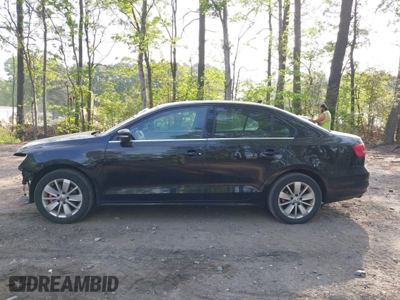 2015 Volkswagen Jetta SE z VIN 3VWD07AJ1FM277499, wystawiony jako IAAI lot #42085122 z przebiegiem 122 754 mil mil oraz . Historia ofert i sprzedaży dostępna na DreamBid. Obrazek 14.