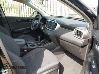 2016 Kia Sorento LX z VIN 5XYPGDA3XGG044182, wystawiony jako IAAI lot #42312303 z przebiegiem 107 844 mil mil oraz . Historia ofert i sprzedaży dostępna na DreamBid. Obrazek 5.