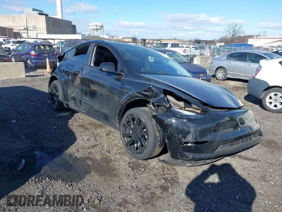 2025 Tesla Model Y Long Range with VIN 7SAYGDED7SF229722, listed as a IAAI auction lot 41330526 with 2,901 mi miles and . Bid and sale history available at DreamBid. Image 1.
