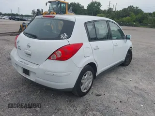 2010 Nissan Versa S z VIN 3N1BC1CP4AL356408, wystawiony jako IAAI lot #42334043 z przebiegiem 92 161 mil mil oraz . Historia ofert i sprzedaży dostępna na DreamBid. Obrazek 4.