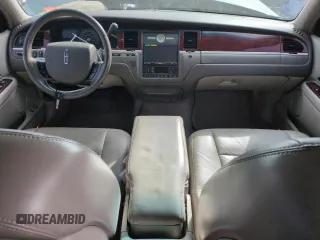 2005 Lincoln Town Car Signature z VIN 1LNHM81W75Y608000, wystawiony jako Copart lot #51570675 z przebiegiem 107 860 mil mil oraz Szkoda całkowita • Salvage title. Historia ofert i sprzedaży dostępna na DreamBid. Obrazek 8.
