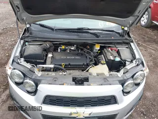 2014 Chevrolet Sonic LT z VIN 1G1JC5SH7E4131057, wystawiony jako IAAI lot #42468937 z przebiegiem 33 958 mil mil oraz . Historia ofert i sprzedaży dostępna na DreamBid. Obrazek 10.