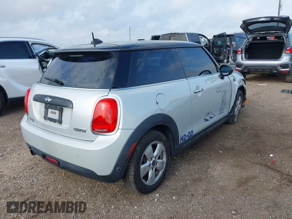 2017 MINI Hardtop Cooper z VIN WMWXP5C35H3C64595, wystawiony jako IAAI lot #42078919 z przebiegiem 93 141 mil mil oraz . Historia ofert i sprzedaży dostępna na DreamBid. Obrazek 4.
