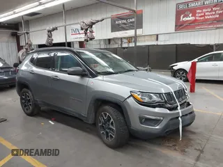 2020 Jeep Compass Trailhawk z VIN 3C4NJDDB7LT203447, wystawiony jako IAAI lot #42637452 z przebiegiem 113 896 mil mil oraz . Historia ofert i sprzedaży dostępna na DreamBid. Obrazek 1.