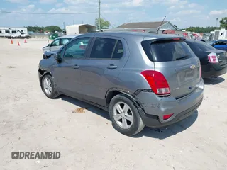 2020 Chevrolet Trax LS z VIN 3GNCJKSB0LL317005, wystawiony jako IAAI lot #39249708 z przebiegiem 59 860 mil mil oraz . Historia ofert i sprzedaży dostępna na DreamBid. Obrazek 3.