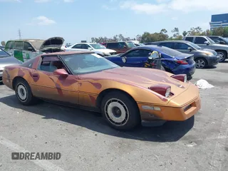 1984 Chevrolet Corvette z VIN 1G1AY0780E5114446, wystawiony jako IAAI lot #42290916 z przebiegiem 57 927 mil mil oraz . Historia ofert i sprzedaży dostępna na DreamBid. Obrazek 1.