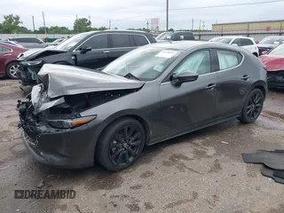 2021 Mazda 3 Premium z VIN JM1BPAML1M1318708, wystawiony jako IAAI lot #42178243 z przebiegiem 62 455 mil mil oraz . Historia ofert i sprzedaży dostępna na DreamBid. Obrazek 17.