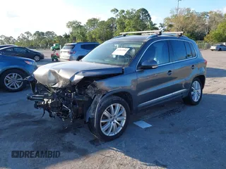 2013 Volkswagen Tiguan SE z VIN WVGBV7AX1DW006760, wystawiony jako IAAI lot #41563994 z przebiegiem 167 044 mil mil oraz . Historia ofert i sprzedaży dostępna na DreamBid. Obrazek 2.