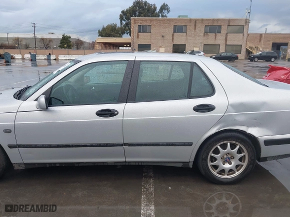 2001 Saab 9-5 with VIN YS3ED48E313047145, listed as a IAAI auction lot 41725537 with 137,708 mi miles. Bid and sale history available at carsss.com. Image 14.
