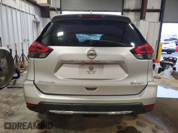 2018 Nissan Rogue SV z VIN KNMAT2MV5JP594400, wystawiony jako Copart lot #51327315 z przebiegiem 124 296 mil mil oraz Czysty tytuł • Clean title. Historia ofert i sprzedaży dostępna na DreamBid. Obrazek 6.
