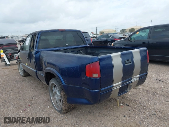 2002 GMC Sonoma SLS with VIN 1GTCS195928217837, listed as a IAAI auction lot 42136213 with 172,037 mi miles. Bid and sale history available at carsss.com. Image 3.