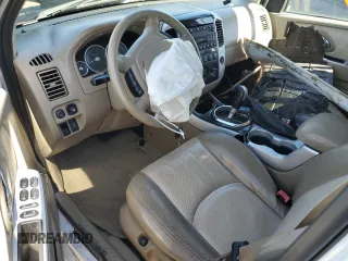 2005 Mercury Mariner Luxury z VIN 4M2CU57115DJ01538, wystawiony jako Copart lot #48695925 z przebiegiem Nie podano mil oraz Szkody całkowita. Historia ofert i sprzedaży dostępna na DreamBid. Obrazek 8.