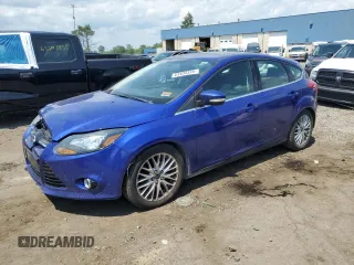2014 Ford Focus Titanium z VIN 1FADP3N27EL284599, wystawiony jako Copart lot #63400395 z przebiegiem 97 123 mil mil oraz Czysty tytuł • Clean title. Historia ofert i sprzedaży dostępna na DreamBid. Obrazek 1.